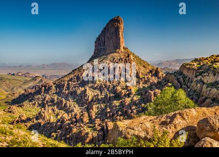 Aiguille des tisserands, vue de Fremont, selle Peralta Canyon Trail, Superstition Mountains, forêt nationale de Tonto, Arizona, USA Banque D'Images