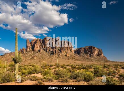 Formation des mains de prière, montagnes Superstition, cactus saguaro, vue depuis le parc national Lost Dutchman, près d'Apache Junction, Arizona, États-Unis Banque D'Images