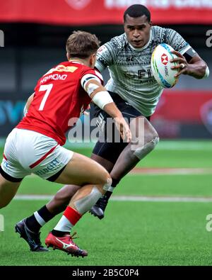 Vancouver, Canada. 7 mars 2020. Lucas Hammond (L) du Canada vies avec Josua Vakurunabili de Fidji en après-midi matches de la série HSBC World Rugby Seven à BC Place à Vancouver, Canada, le 7 mars 2020. Crédit: Andrew Soong/Xinhua/Alay Live News Banque D'Images