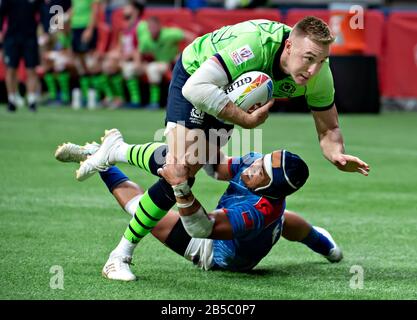 Vancouver, Canada. 7 mars 2020. Dougie Fife (L) d'Écosse vies avec Melani Matavso de Samoa en après-midi matches de la série HSBC World Rugby Seven à BC Place à Vancouver, Canada, 7 mars 2020. Crédit: Andrew Soong/Xinhua/Alay Live News Banque D'Images