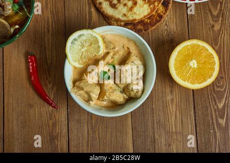 Poulet Nawabi, poulet cuit dans un oignon, noix de cajou et sauce curd, cuisine Awadhi, plats indiens traditionnels assortis, vue sur le dessus. Banque D'Images