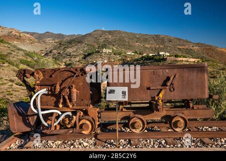 Pelle à bascule avec dragline et chariot de minerai, équipement minier des années 1930 en exposition, Douglas Mansion in dist, dans la ville de Jerome dans la vallée de Verde, Arizona, États-Unis Banque D'Images