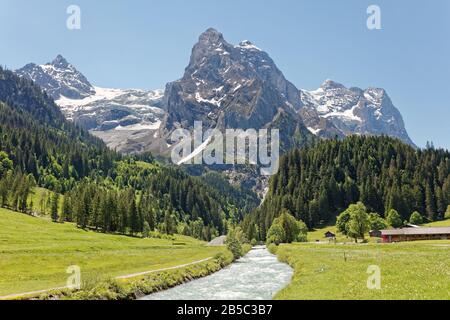 Vue sur le massif du Wellhorn et le glacier Rosenlaui depuis la vallée de Reichenbachtal, Oberhasli, Suisse Banque D'Images