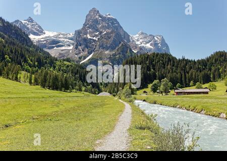 Vue sur le massif du Wellhorn et le glacier Rosenlaui depuis la vallée de Reichenbachtal, Oberhasli, Suisse Banque D'Images