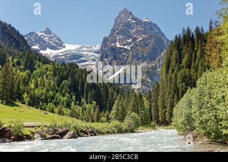 Vue sur le massif du Wellhorn et le glacier Rosenlaui depuis la vallée de Reichenbachtal, Oberhasli, Suisse Banque D'Images