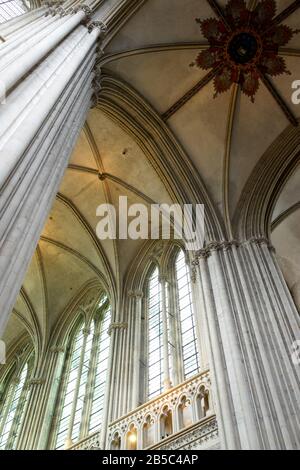 Bayeux, France - 17 août 2014 : vue intérieure de la cathédrale Notre Dame de Bayeux. Banque D'Images