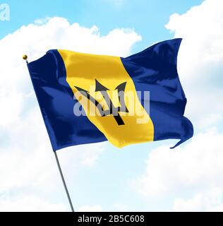 Drapeau national de la Barbade Élevé avec ciel et nuages en arrière-plan Banque D'Images