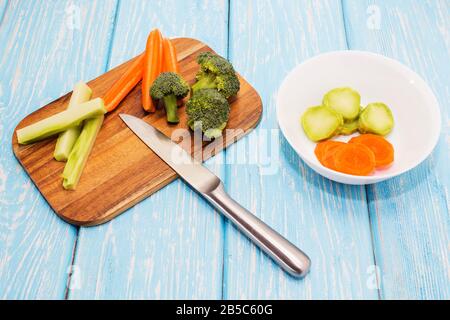 Un ensemble de légumes frais sur une table en bois. Le concept d'un régime sain. Banque D'Images