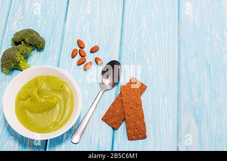 Crème de brocoli soupe sur table en bois bleu Banque D'Images