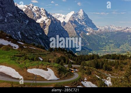 Grosse Scheidegg, Oberhasli, Berne, Suisse - 19 juillet 2019: Swiss PostBus en direction de Grindelwald avec vue sur le massif de l'Eiger, Moench et Jungfrau Banque D'Images