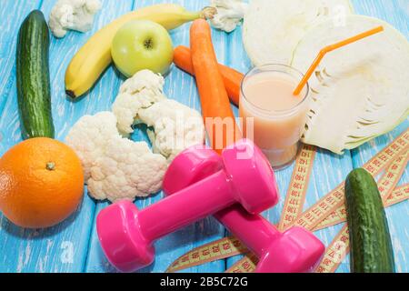 Fruits, légumes, jus, smoothies et haltères santé régime alimentaire et forme physique style de vie concept Banque D'Images