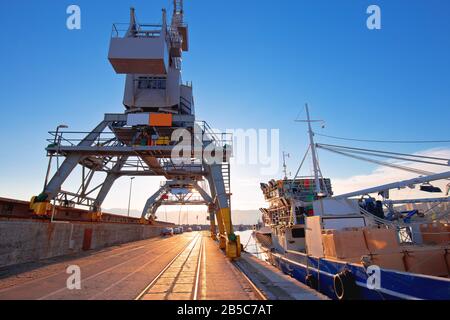 Port ville de Rijeka grues à la vue brise-lames, baie de Kvarner, nord Adriatique en Croatie Banque D'Images