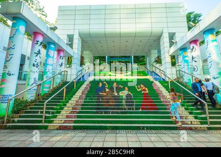 Hong Kong, Chine - 5 décembre 2016 : escalier d'entrée de l'avenue des étoiles comiques, parc Kowloon avec les statues des personnages célèbres. Tsim Sha Tsui Banque D'Images