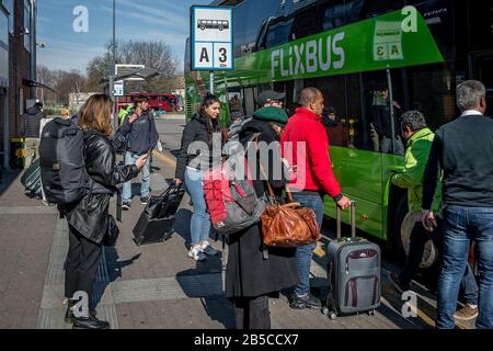 Milan. Départs des bus de la gare de Lampugnano Flixbus certaines personnes prévoient un départ en raison de la COVID19 Coronavirus (Carlo Cozzoli/Fotogramma, Milan - 2020-03-08) p.s. la foto e' utilizzabile nel rispeto del contento in cui e' stata, e senintenza to diffamatorio del decoro personentone Banque D'Images