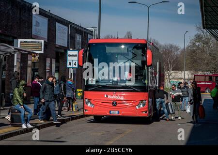 Milan. Départs des bus de la gare de Lampugnano Flixbus certaines personnes prévoient un départ en raison de la COVID19 Coronavirus (Carlo Cozzoli/Fotogramma, Milan - 2020-03-08) p.s. la foto e' utilizzabile nel rispeto del contento in cui e' stata, e senintenza to diffamatorio del decoro personentone Banque D'Images