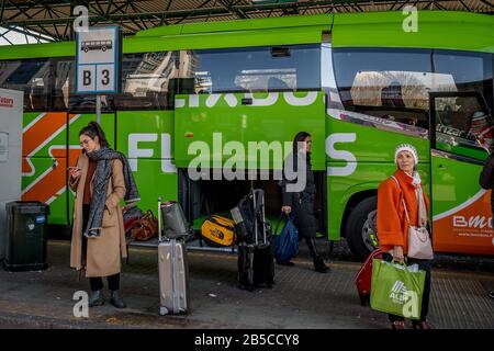 Milan. Départs des bus de la gare de Lampugnano Flixbus certaines personnes prévoient un départ en raison de la COVID19 Coronavirus (Carlo Cozzoli/Fotogramma, Milan - 2020-03-08) p.s. la foto e' utilizzabile nel rispeto del contento in cui e' stata, e senintenza to diffamatorio del decoro personentone Banque D'Images