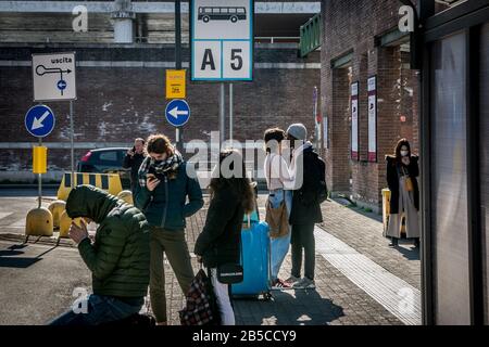 Milan. Départs des bus de la gare de Lampugnano Flixbus certaines personnes prévoient un départ en raison de la COVID19 Coronavirus (Carlo Cozzoli/Fotogramma, Milan - 2020-03-08) p.s. la foto e' utilizzabile nel rispeto del contento in cui e' stata, e senintenza to diffamatorio del decoro personentone Banque D'Images