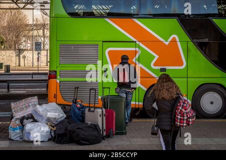 Milan. Départs des bus de la gare de Lampugnano Flixbus certaines personnes prévoient un départ en raison de la COVID19 Coronavirus (Carlo Cozzoli/Fotogramma, Milan - 2020-03-08) p.s. la foto e' utilizzabile nel rispeto del contento in cui e' stata, e senintenza to diffamatorio del decoro personentone Banque D'Images