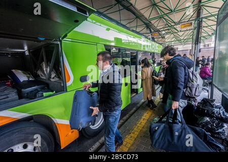 Milan. Départs des bus de la gare de Lampugnano Flixbus certaines personnes prévoient un départ en raison de la COVID19 Coronavirus (Carlo Cozzoli/Fotogramma, Milan - 2020-03-08) p.s. la foto e' utilizzabile nel rispeto del contento in cui e' stata, e senintenza to diffamatorio del decoro personentone Banque D'Images