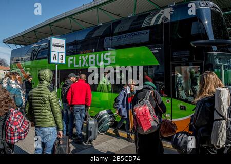 Milan. Départs des bus de la gare de Lampugnano Flixbus certaines personnes prévoient un départ en raison de la COVID19 Coronavirus (Carlo Cozzoli/Fotogramma, Milan - 2020-03-08) p.s. la foto e' utilizzabile nel rispeto del contento in cui e' stata, e senintenza to diffamatorio del decoro personentone Banque D'Images