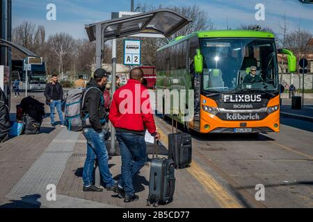 Milan. Départs des bus de la gare de Lampugnano Flixbus certaines personnes prévoient un départ en raison de la COVID19 Coronavirus (Carlo Cozzoli/Fotogramma, Milan - 2020-03-08) p.s. la foto e' utilizzabile nel rispeto del contento in cui e' stata, e senintenza to diffamatorio del decoro personentone Banque D'Images