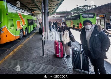 Milan. Départs des bus de la gare de Lampugnano Flixbus certaines personnes prévoient un départ en raison de la COVID19 Coronavirus (Carlo Cozzoli/Fotogramma, Milan - 2020-03-08) p.s. la foto e' utilizzabile nel rispeto del contento in cui e' stata, e senintenza to diffamatorio del decoro personentone Banque D'Images