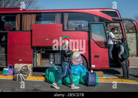 Milan. Départs des bus de la gare de Lampugnano Flixbus certaines personnes prévoient un départ en raison de la COVID19 Coronavirus (Carlo Cozzoli/Fotogramma, Milan - 2020-03-08) p.s. la foto e' utilizzabile nel rispeto del contento in cui e' stata, e senintenza to diffamatorio del decoro personentone Banque D'Images