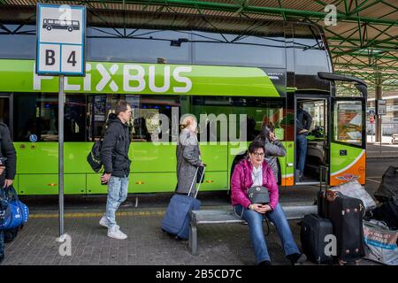 Milan. Départs des bus de la gare de Lampugnano Flixbus certaines personnes prévoient un départ en raison de la COVID19 Coronavirus (Carlo Cozzoli/Fotogramma, Milan - 2020-03-08) p.s. la foto e' utilizzabile nel rispeto del contento in cui e' stata, e senintenza to diffamatorio del decoro personentone Banque D'Images