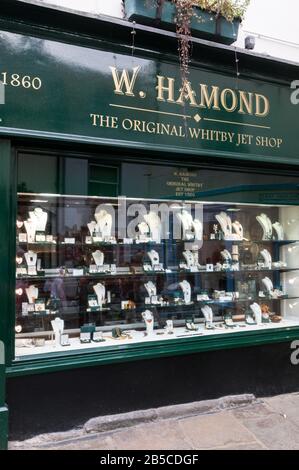 Une grande vitrine d'anneaux et de colliers noirs de jet de pierres précieuses organiques fabriqués à la main Whitby à W.Hamond, le célèbre bijoutier original Whitby Black Jet Banque D'Images