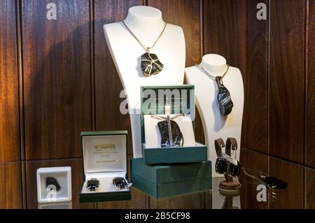 Une grande vitrine d'anneaux et de colliers noirs de jet de pierres précieuses organiques fabriqués à la main Whitby à W.Hamond, le célèbre bijoutier original Whitby Black Jet Banque D'Images