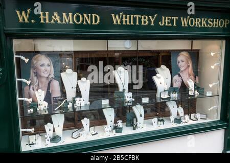 Une grande vitrine d'anneaux et de colliers noirs de jet de pierres précieuses organiques fabriqués à la main Whitby à W.Hamond, le célèbre bijoutier original Whitby Black Jet Banque D'Images