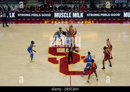 Vue générale de l'ouverture des tipoff entre UCLA Bruins forward Jalen Hill (24) et Southern California Trojans forward Onyeka Okongwu (21) lors d'un match de basket-ball universitaire NCAA, le samedi 7 mars 2020, à Los Angeles. L'USC a vaincu l'UCLA 54-52. (Photo par IOS/ESPA-Images) Banque D'Images