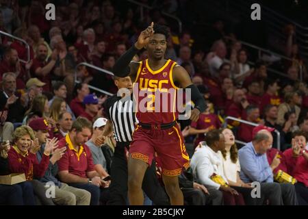 Les chevaux de Troie du sud de la Californie protègent Jonah Mathews (2) des gestes dans la première moitié contre les Bruins UCLA lors d'un match de basket-ball universitaire NCAA, le samedi 7 mars 2020, à Los Angeles. L'USC a vaincu l'UCLA 54-52. (Photo par IOS/ESPA-Images) Banque D'Images