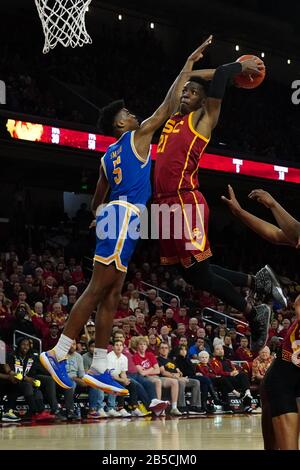 Des chevaux de Troie du sud de la Californie avancent Onyeka Okongwu (21) dunks le ballon contre Chris Smith (5) garde des Bruins UCLA lors d'un match de basket-ball universitaire NCAA, le samedi 7 mars 2020, à Los Angeles. L'USC a vaincu l'UCLA 54-52. (Photo par IOS/ESPA-Images) Banque D'Images