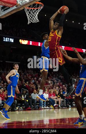 Des chevaux de Troie du sud de la Californie avancent Onyeka Okongwu (21) dunks le ballon contre Chris Smith (5) garde des Bruins UCLA lors d'un match de basket-ball universitaire NCAA, le samedi 7 mars 2020, à Los Angeles. L'USC a vaincu l'UCLA 54-52. (Photo par IOS/ESPA-Images) Banque D'Images