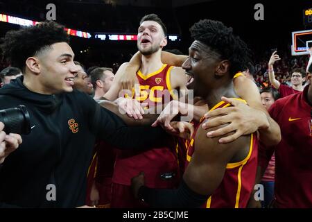 Jonah Mathews (2), garde des chevaux de Troie du sud de la Californie, célèbre avec l'avance Isaiah Mobley (15) et l'avance Nick Rakocevic (31) après avoir fait un tir en trois points contre les Bruins UCLA lors d'un match de basket-ball universitaire NCAA, le samedi 7 mars 2020, à Los Angeles. L'USC a vaincu l'UCLA 54-52. (Photo par IOS/ESPA-Images) Banque D'Images