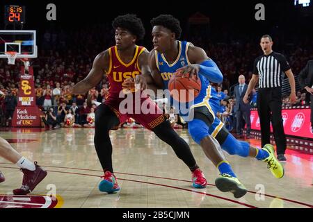 La garde des Bruins de l'UCLA David Singleton (34) est défendue par la garde des chevaux de Troie de Californie du Sud Ethan Anderson (20) lors d'un match de basket-ball universitaire de la NCAA, le samedi 7 mars 2020, à Los Angeles. L'USC a vaincu l'UCLA 54-52. (Photo par IOS/ESPA-Images) Banque D'Images