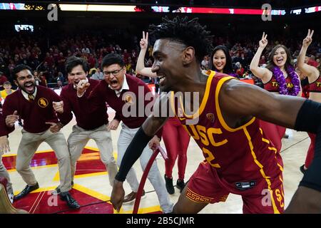 Jonah Mathews (2), garde des chevaux de Troie de Californie du Sud, célèbre après avoir fait un tir en trois points primé contre les Bruins UCLA lors d'un match de basket-ball universitaire NCAA, le samedi 7 mars 2020, à Los Angeles. L'USC a vaincu l'UCLA 54-52. (Photo par IOS/ESPA-Images) Banque D'Images