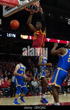 Des chevaux de Troie du sud de la Californie avancent Onyeka Okongwu (21) dunks le ballon contre Chris Smith (5) garde des Bruins UCLA lors d'un match de basket-ball universitaire NCAA, le samedi 7 mars 2020, à Los Angeles. L'USC a vaincu l'UCLA 54-52. (Photo par IOS/ESPA-Images) Banque D'Images