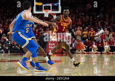 Les chevaux de Troie de Californie du Sud protègent Jonah Mathews (2) dribbles la balle contre les Bruins UCLA lors d'un match de basket-ball universitaire NCAA, le samedi 7 mars 2020, à Los Angeles. L'USC a vaincu l'UCLA 54-52. (Photo par IOS/ESPA-Images) Banque D'Images