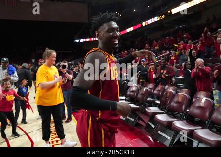 Jonah Mathews (2), garde des chevaux de Troie de Californie du Sud, célèbre après avoir fait un tir en trois points primé contre les Bruins UCLA lors d'un match de basket-ball universitaire NCAA, le samedi 7 mars 2020, à Los Angeles. L'USC a vaincu l'UCLA 54-52. (Photo par IOS/ESPA-Images) Banque D'Images