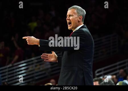 Andy Enfield, entraîneur-chef des chevaux de Troie de Californie du Sud, réagit lors d'un match de basket-ball universitaire de la NCAA contre les Bruins de l'UCLA, le samedi 7 mars 2020, à Los Angeles. L'USC a vaincu l'UCLA 54-52. (Photo par IOS/ESPA-Images) Banque D'Images