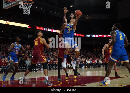 La garde des Bruins de l'UCLA Jules Bernard (3) tire la balle contre les chevaux de Troie de Californie du Sud lors d'un match de basket-ball du collège de la NCAA, le samedi 7 mars 2020, à Los Angeles. L'USC a vaincu l'UCLA 54-52. (Photo par IOS/ESPA-Images) Banque D'Images