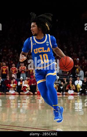 UCLA Bruins Guard Tyger Campbell (10) dribbles la balle contre les Bruins UCLA lors d'un match de basket-ball de collège NCAA, le samedi 7 mars 2020, à Los Angeles. L'USC a vaincu l'UCLA 54-52. (Photo par IOS/ESPA-Images) Banque D'Images