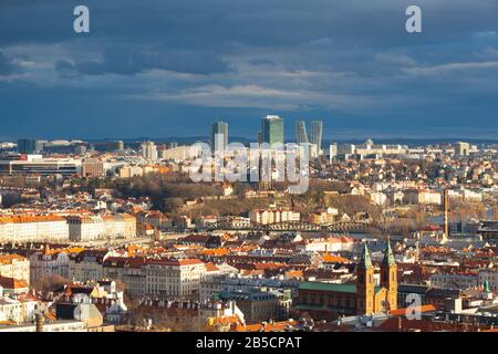 Panorama de la ville de Prague au coucher du soleil. Vue panoramique aérienne sur les toits de la ville. Prague, République Tchèque. Banque D'Images