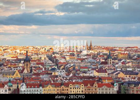 Panorama de la ville de Prague au coucher du soleil. Vue panoramique aérienne sur les toits de la ville. Prague, République Tchèque. Banque D'Images