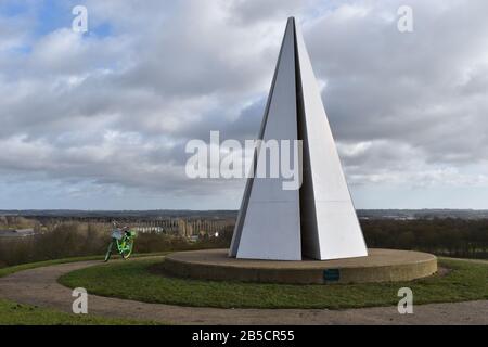 Un vélo de citron vert près de la pyramide lumineuse dans le parc Campbell. Banque D'Images