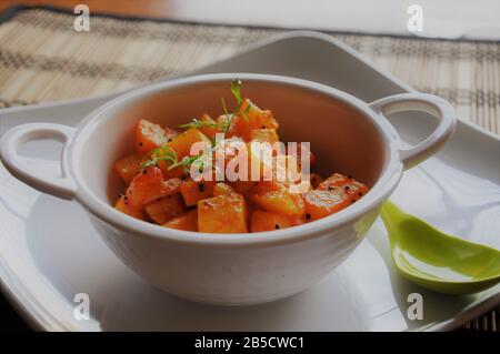 Cuisine végétarienne de style indien - subji de pomme de terre dans kadhai Banque D'Images