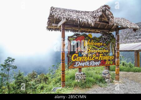 La Cumbre, Bolivia-Jan 3, 2019 : Inscription sur les mondes les plus dangereux, à La Cumbre col altitude 4700 m , appelé "mort" en Bolivie. L'Ameri Banque D'Images