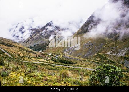 Vue panoramique sur la route de la mort , l'un des mondes les plus route dangereuse , la Bolivie. L'Amérique du Sud. Banque D'Images